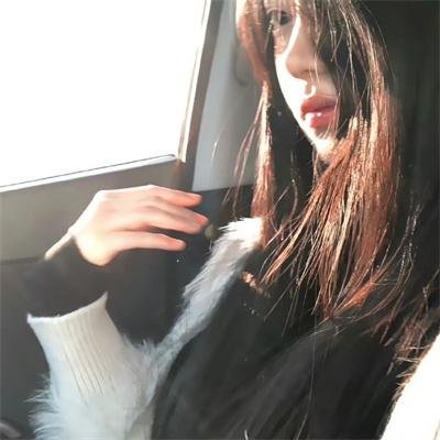 随盲柳入眠的女人